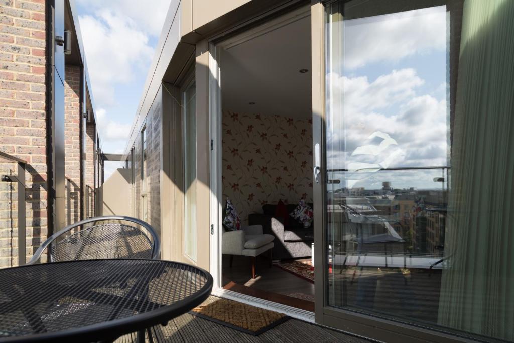 Foto dalla galleria di Modern Penthouse, 2 mins walk from Cambridge Station, lift access, secured gated on-site parking, self check-in, SUPER Fast WIFI, Terrace & Sleeps 6 a Cambridge