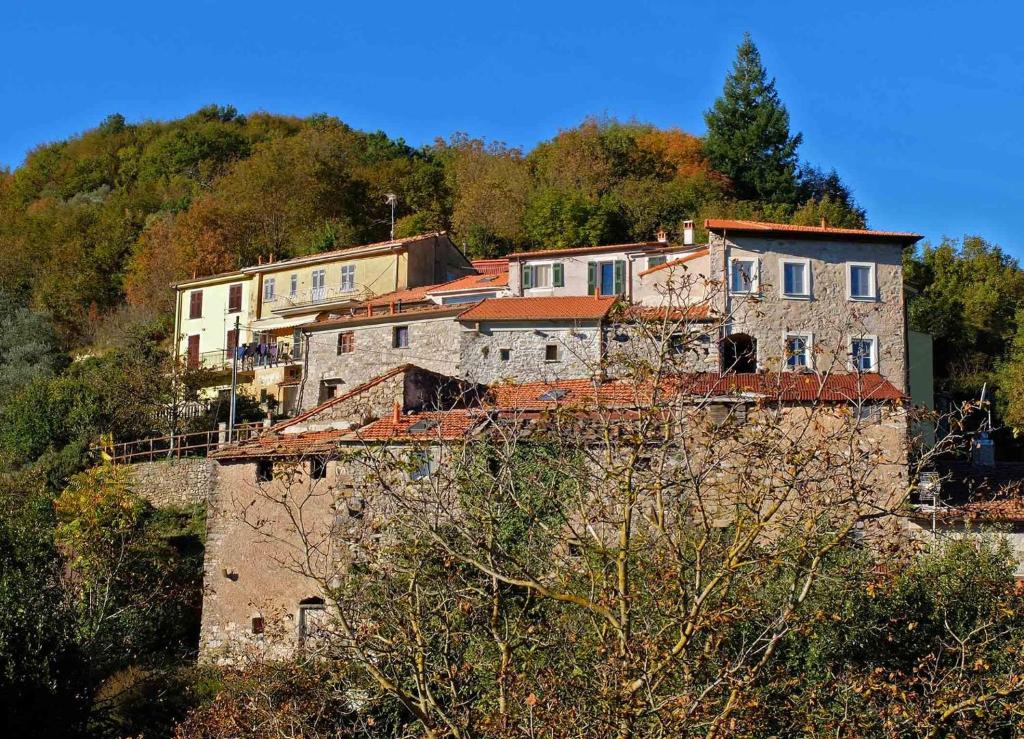 stary budynek na szczycie wzgórza w obiekcie Castè Style near Cinque Terre w mieście Riccò del Golfo di Spezia