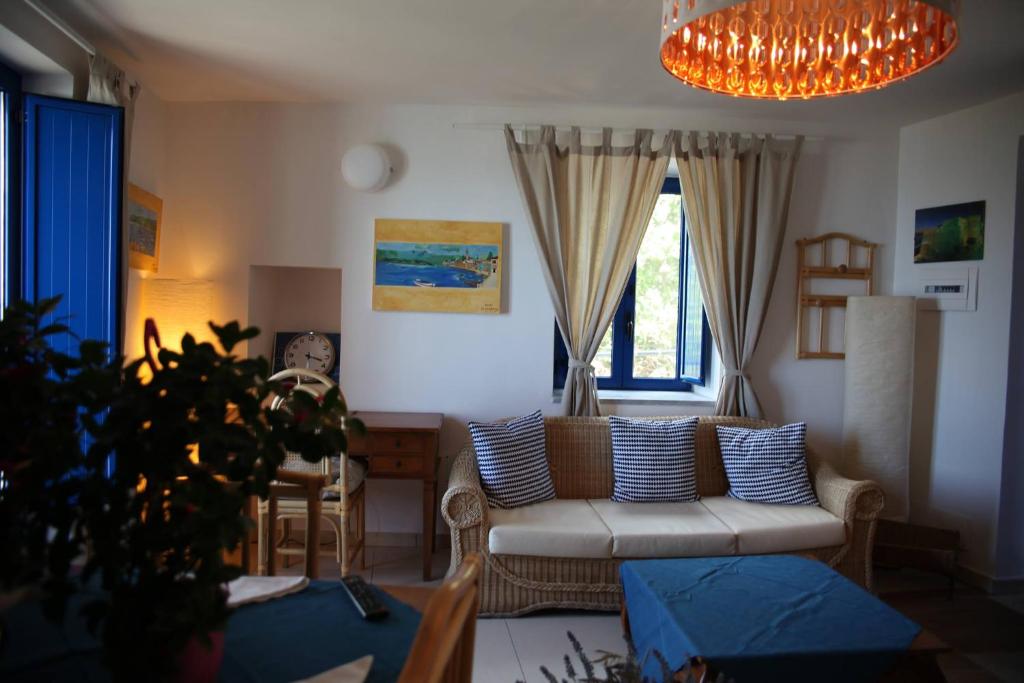 uma sala de estar com um sofá e uma janela em Il Faro em Acquappesa