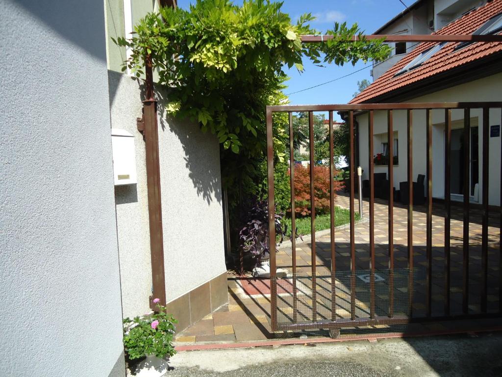 Apartment Spectre - 18