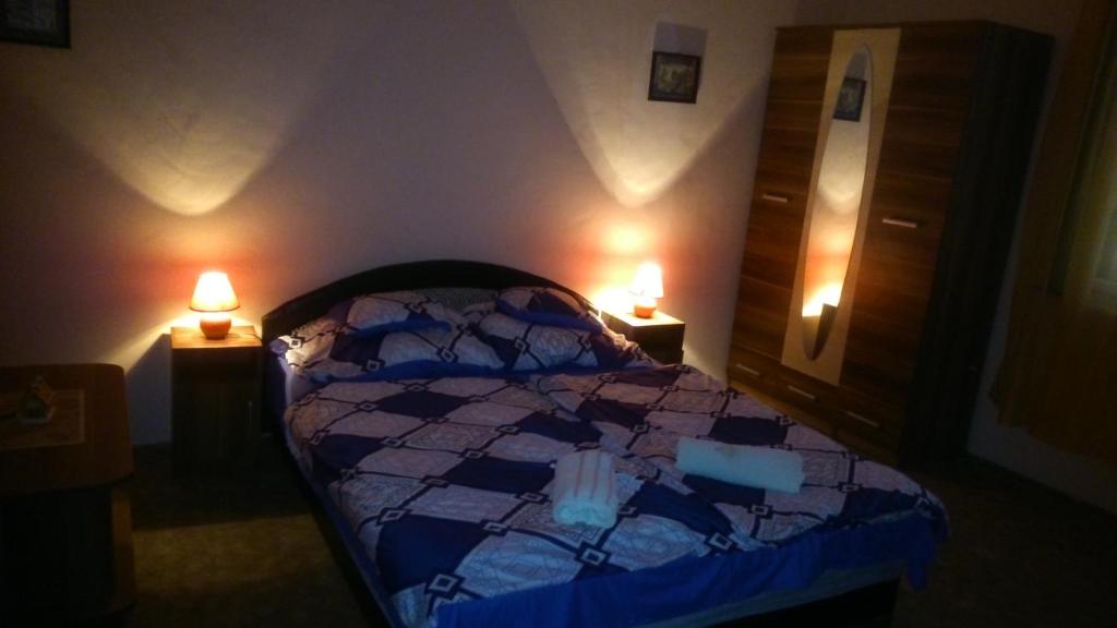 ブダペストにあるPalm-Apartmentのベッドルーム1室(ランプ2つ付)