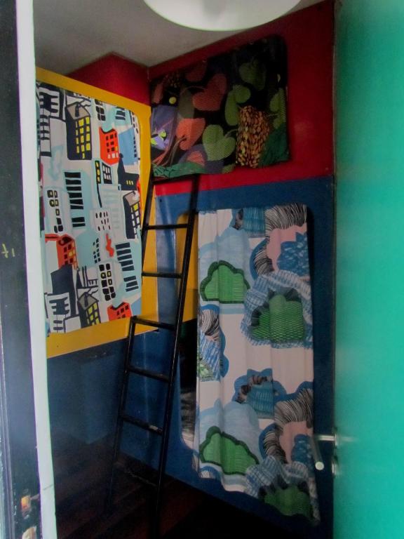 Palanda nebo palandy na pokoji v ubytování La Casa Azul Hostel