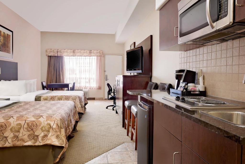 Postel nebo postele na pokoji v ubytování Ramada by Wyndham Lac La Biche