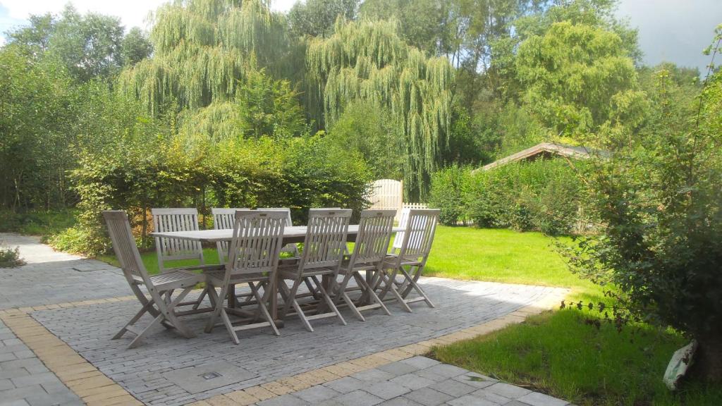 a table and chairs sitting on a patio at Doeselie in Ronse