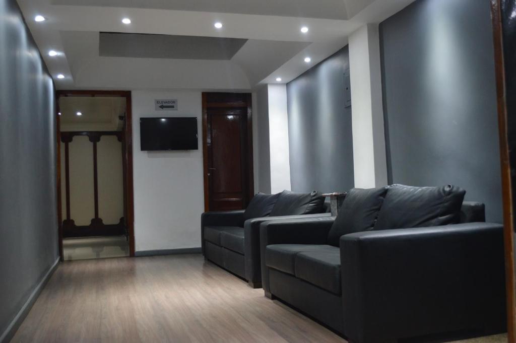 sala de estar con sofás y TV de pantalla plana. en Hotel La Costa - Adults Only, en Río de Janeiro