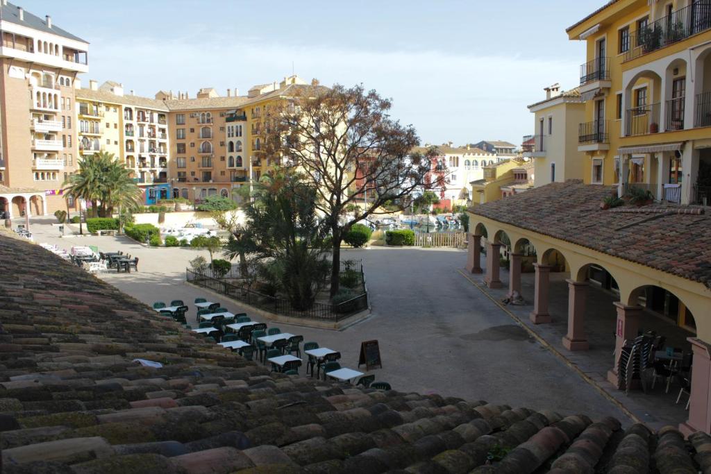 vistas a una calle con sillas y edificios en Apartment in Little Venice, en Port Saplaya