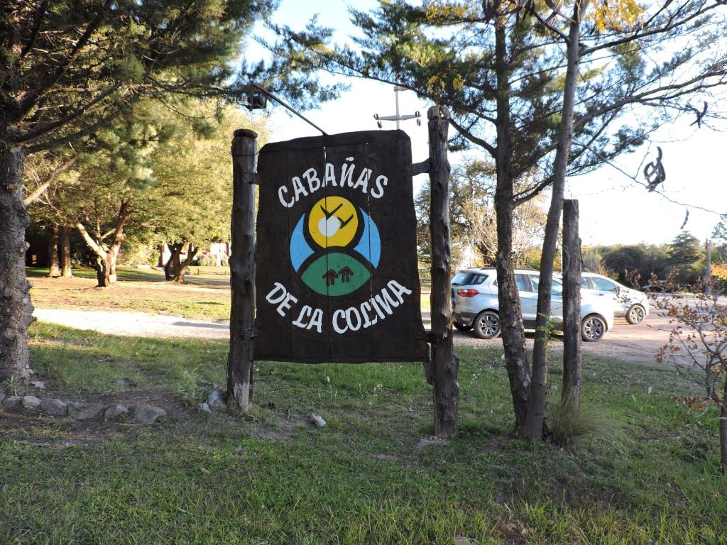 a sign for a park with a car parked behind it at Cabañas de la Colina in Villa General Belgrano
