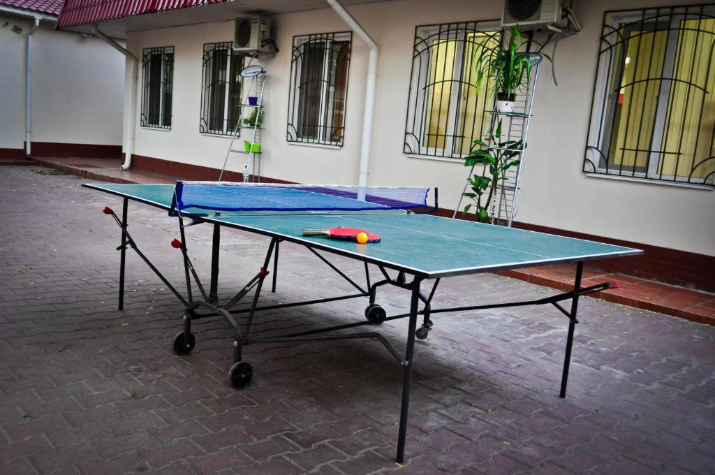 Stolní tenis v ubytování Old Courtyard Hostel nebo okolí