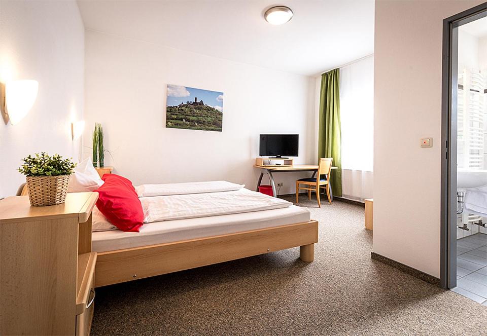 Un pat sau paturi într-o cameră la Hotel an der Burg