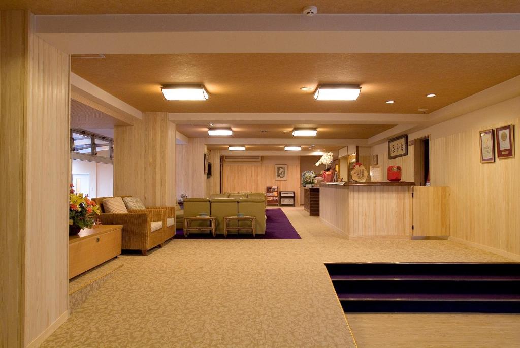 un corridoio di un ospedale con una sala d'attesa di Hakuwaso ad Awara