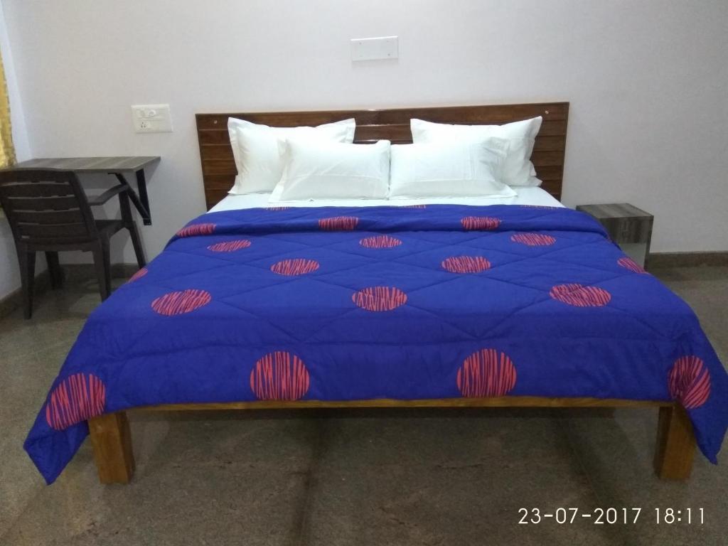 Postel nebo postele na pokoji v ubytování Aashraya Homestay