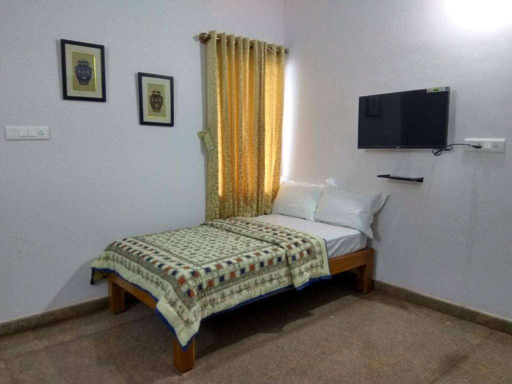 Postel nebo postele na pokoji v ubytování Aashraya Homestay