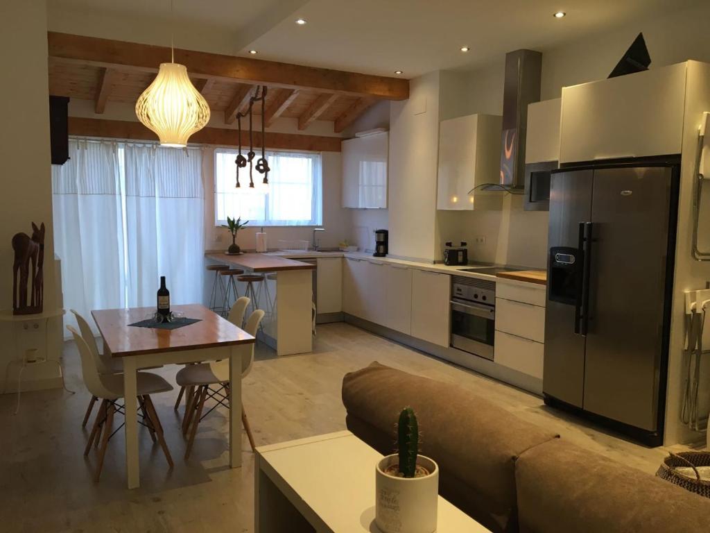 een keuken en een woonkamer met een bank en een tafel bij Loft zona Pechina en Valencia centro in Valencia