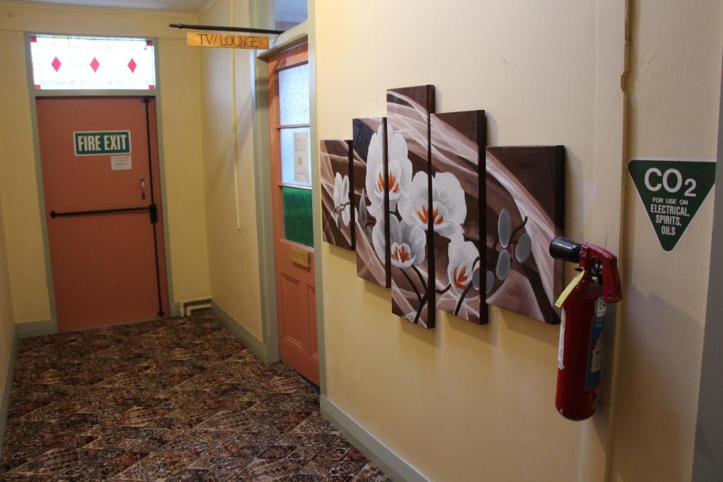 Certifikát, hodnocení, plakát nebo jiný dokument vystavený v ubytování Chalet Backpackers