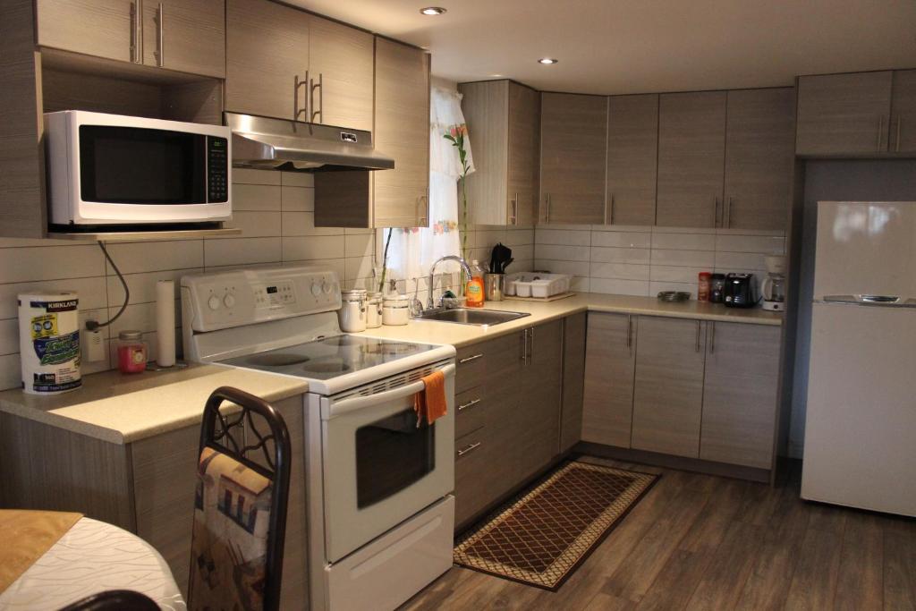 Una cocina o cocineta en Montreal Two Bedroom Apartment