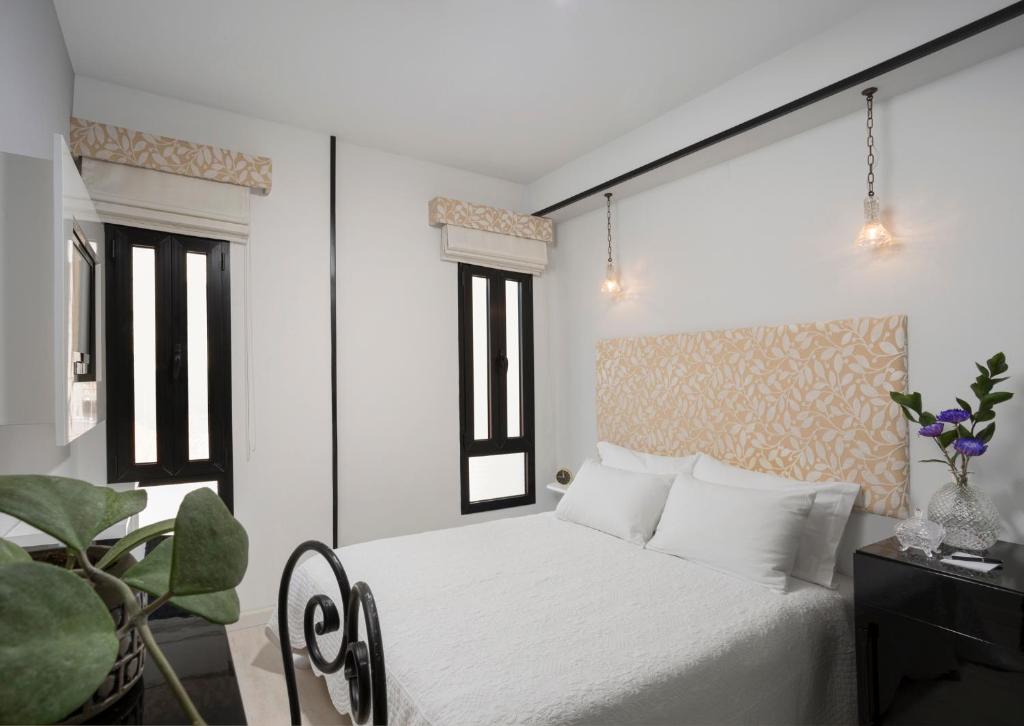 Postel nebo postele na pokoji v ubytování Shtarkman Erna Boutique Hotel Nahariya