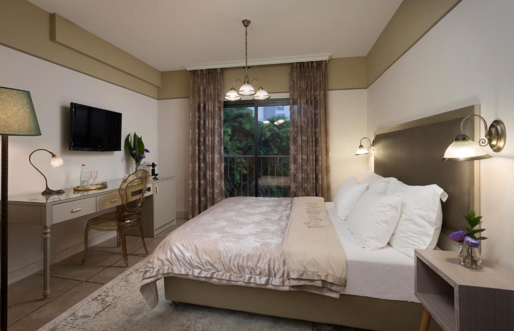 Postel nebo postele na pokoji v ubytování Shtarkman Erna Boutique Hotel Nahariya