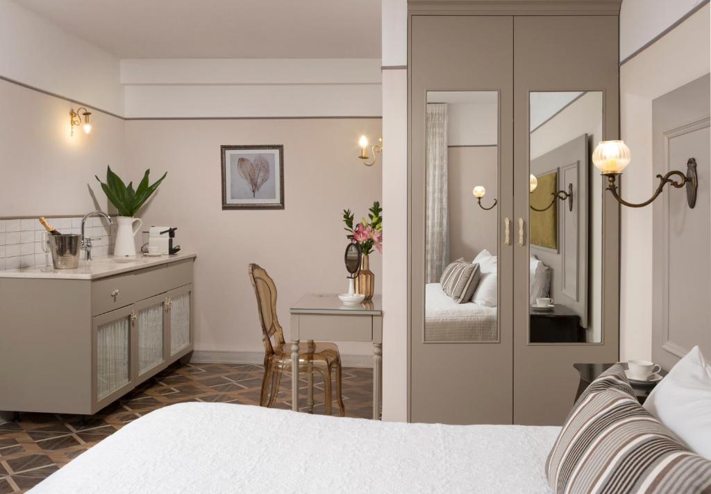 Postel nebo postele na pokoji v ubytování Shtarkman Erna Boutique Hotel Nahariya
