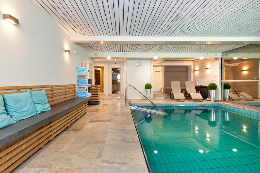a swimming pool in a hotel room with a pool at Hotel Hagnauer Seeperle in Hagnau