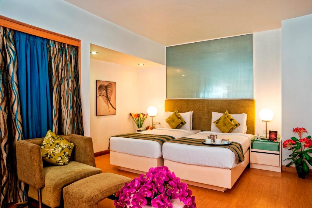 Un pat sau paturi într-o cameră la Yogi Executive, Navi Mumbai
