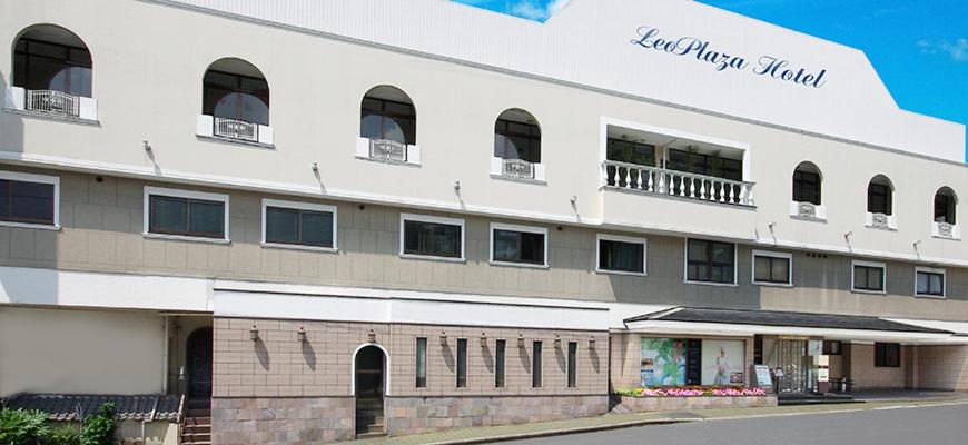 un gran edificio blanco con balcón. en Leo Plaza Hotel en Sasebo