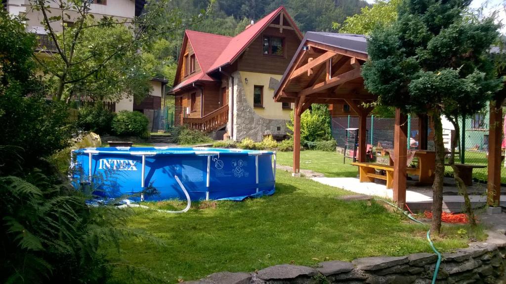 什切爾克的住宿－Domek w Szczyrku，庭院内带热水浴池的房子