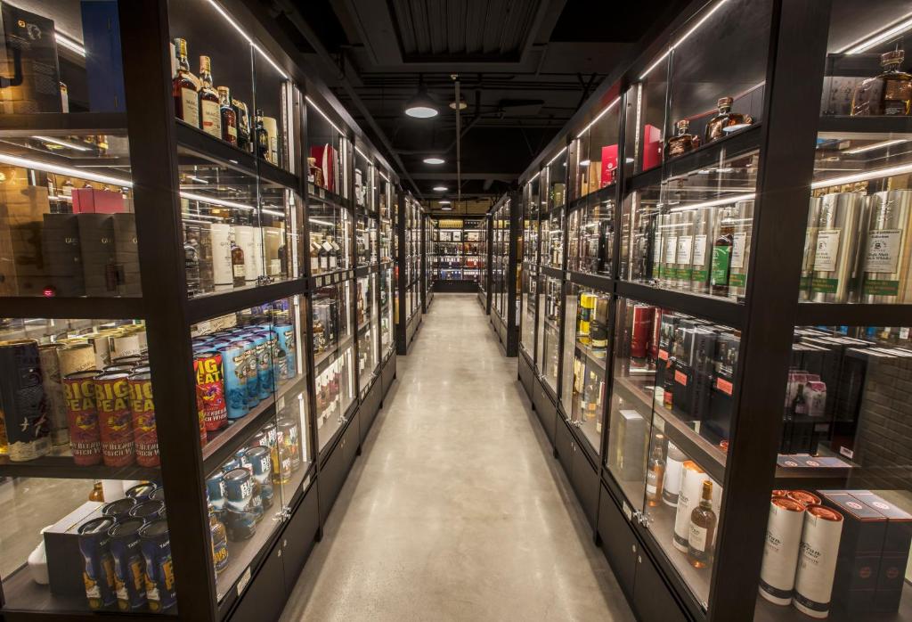 Supermarket nebo jiné obchody v  hotelu nebo okolí