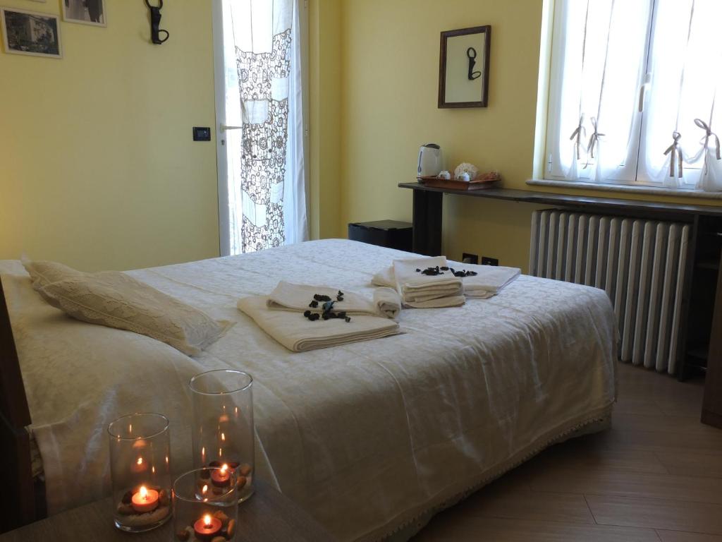 テッラロにあるI Tetti Sul Mareのベッドルーム(キャンドル付きの白いベッド付)