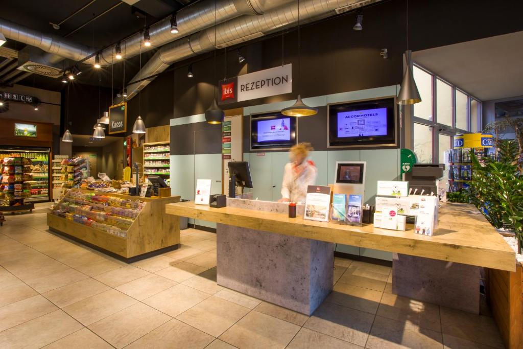Supermarket nebo jiné obchody v  hotelu nebo okolí