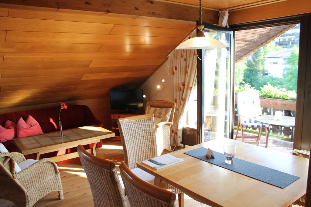 Posezení v ubytování BELVEDERE - das BIO HOTEL Garni & SuiteHotel am Edersee ! Unser Geschenk für Sie, auch die GästeCard GrimmHeimat!