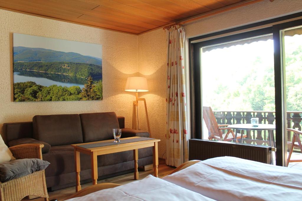 Postel nebo postele na pokoji v ubytování BELVEDERE - das BIO HOTEL Garni & SuiteHotel am Edersee ! Unser Geschenk für Sie, auch die GästeCard GrimmHeimat!
