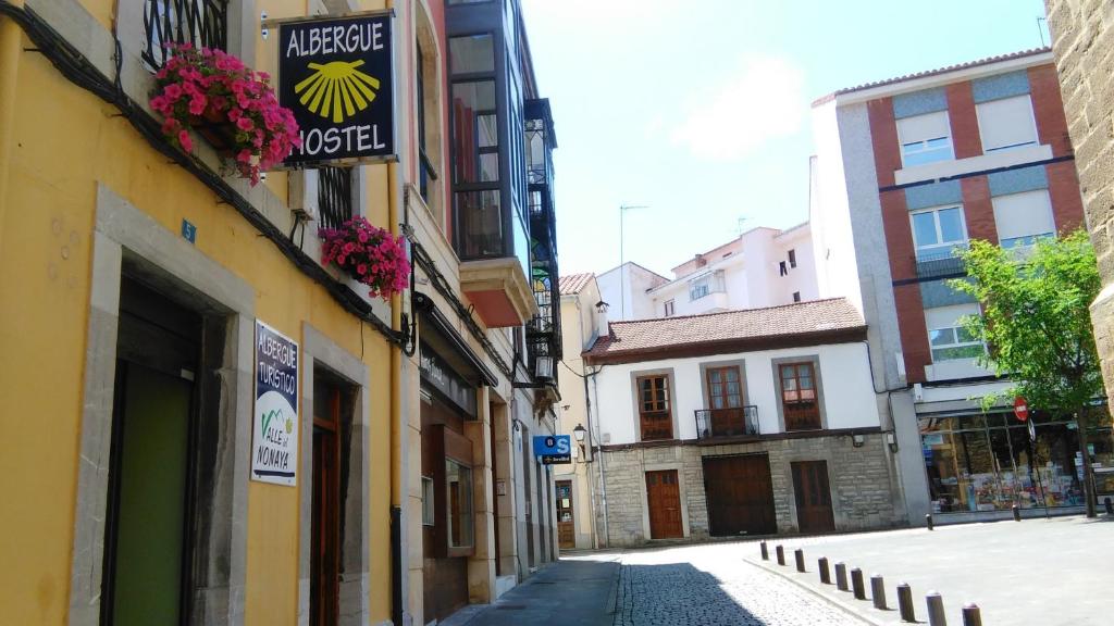 Une ruelle dans une vieille ville avec des bâtiments dans l'établissement Albergue Valle del Nonaya, à Salas