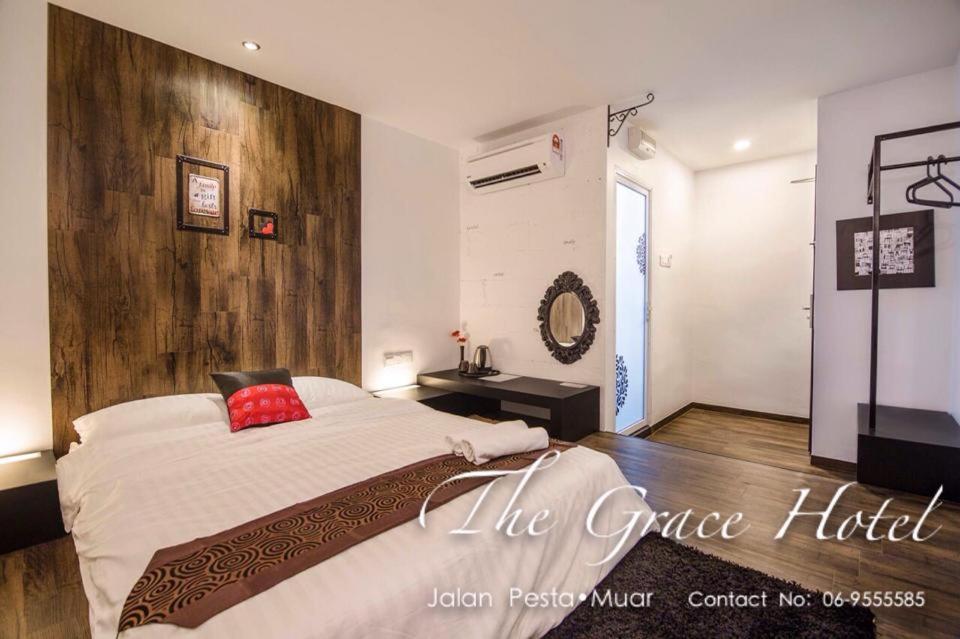 Postel nebo postele na pokoji v ubytování The Grace Hotel