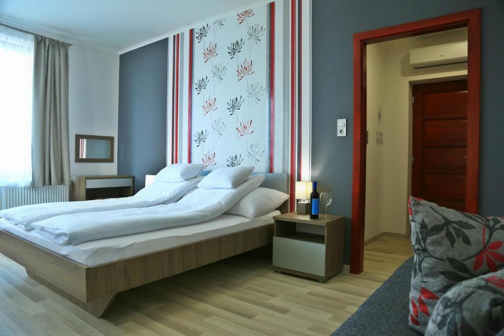 Säng eller sängar i ett rum på Sugó Panzió