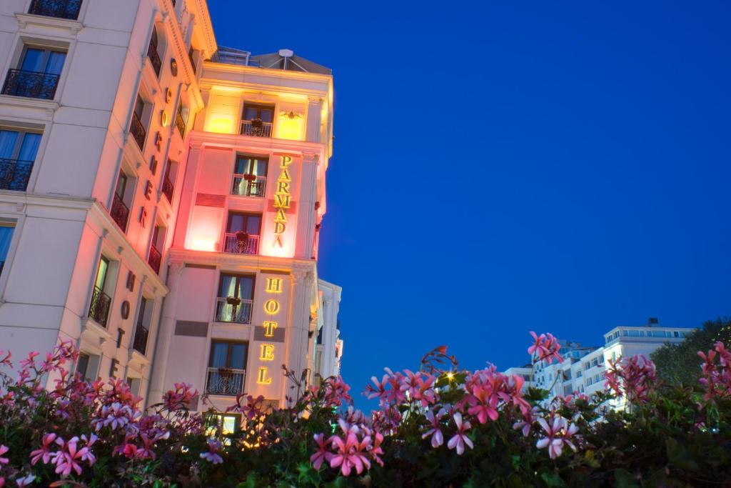 un edificio alto con luces en el costado. en Parmada Hotel en Estambul