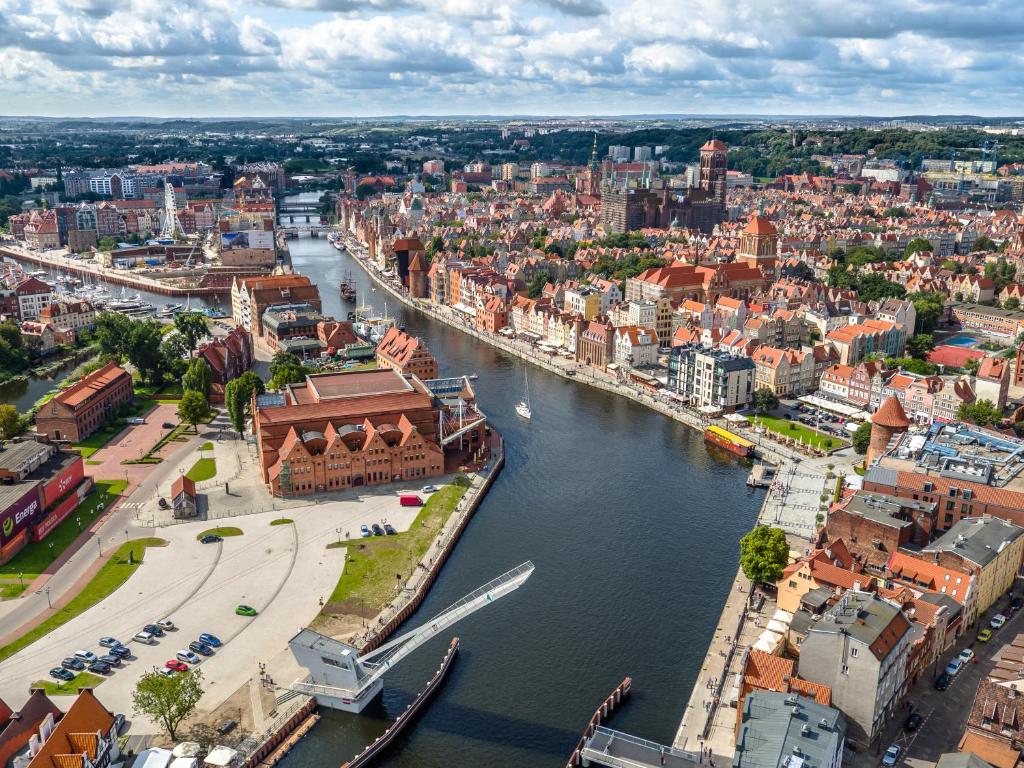 Nespecifikovaný výhled na destinaci Gdaňsk nebo výhled na město při pohledu z hotelu