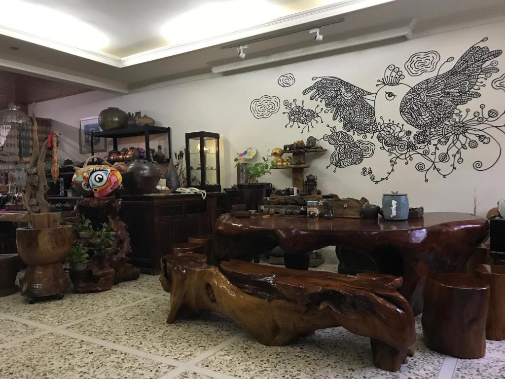 une chambre avec une table et un mur avec des dessins. dans l'établissement Sin Ya Homestay, à Sanyi