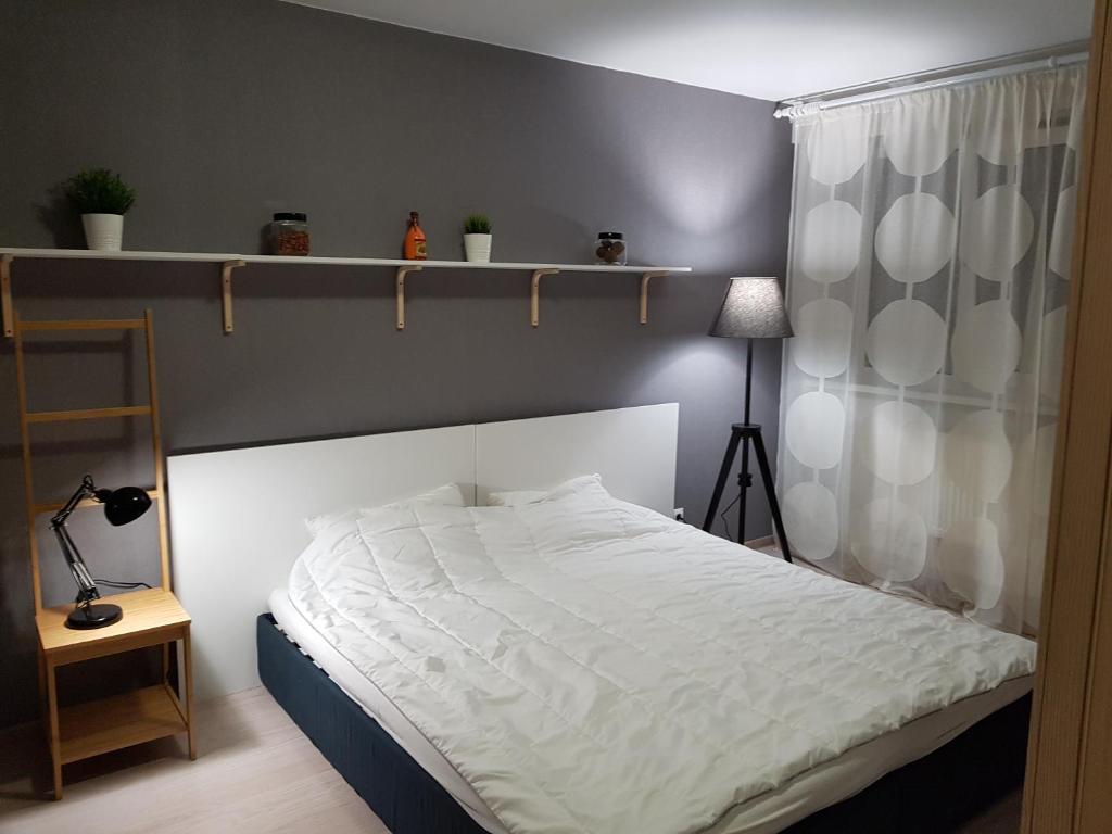 イジェフスクにあるOpenApart - Скандинавия #1のベッドルーム(白いベッド1台、棚付)