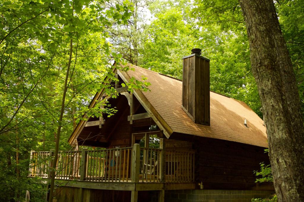 ピジョン・フォージにあるA Cabin In The Woodsの森の中のデッキ付きログキャビン