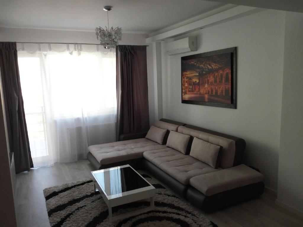 a living room with a couch and a coffee table at Apartament Verona in Constanţa