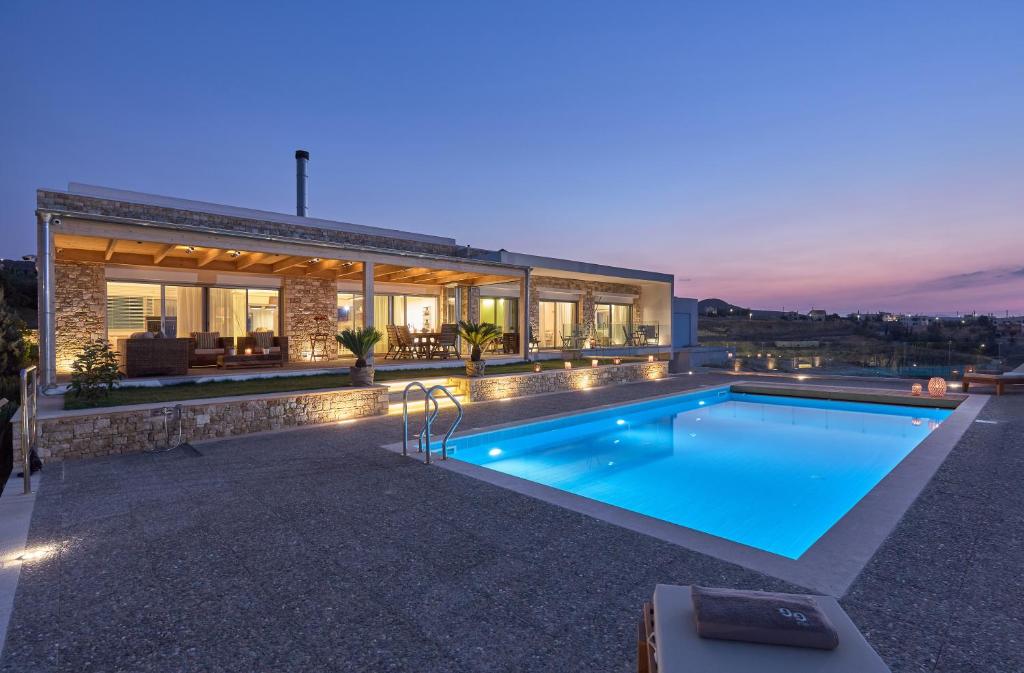 Bazén v ubytovaní Premium SeaView Villa GG with Private Pool, Sauna and Gym alebo v jeho blízkosti