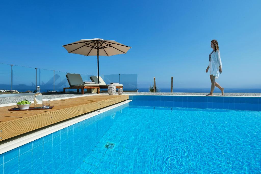 Bazén v ubytovaní Premium SeaView Villa GG with Private Pool, Sauna and Gym alebo v jeho blízkosti