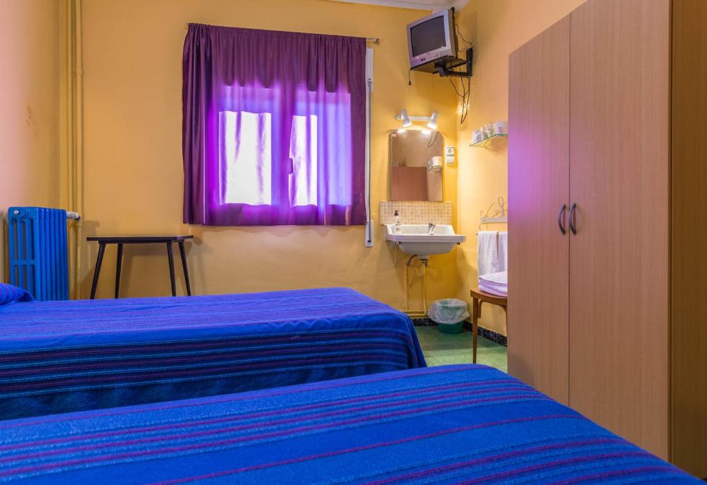 Posteľ alebo postele v izbe v ubytovaní Hostal Urgell