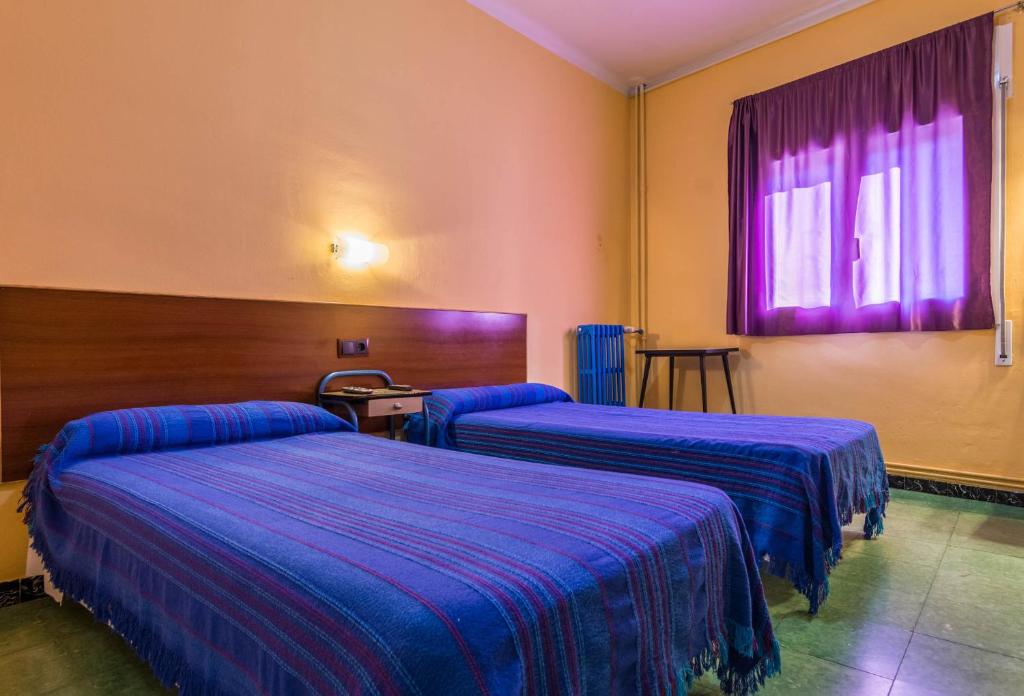 Posteľ alebo postele v izbe v ubytovaní Hostal Urgell