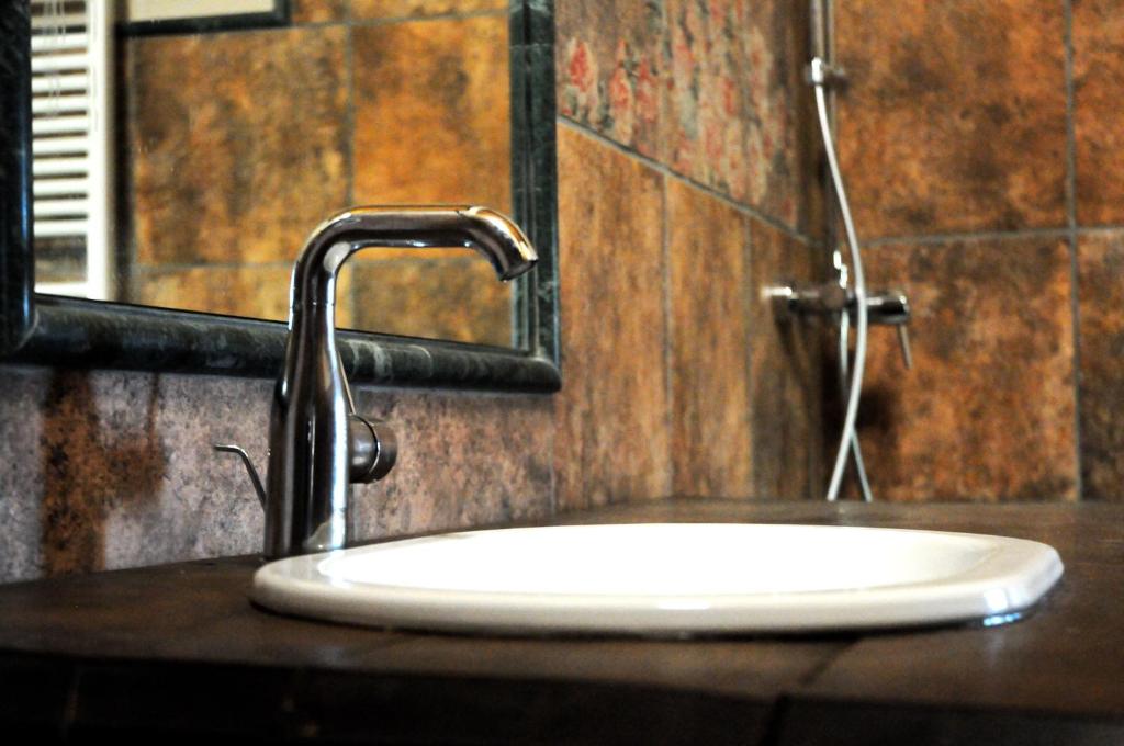 Agriturismo Magnarosa في بارجي: بالوعة الحمام مع وجود صنبور على المنضدة