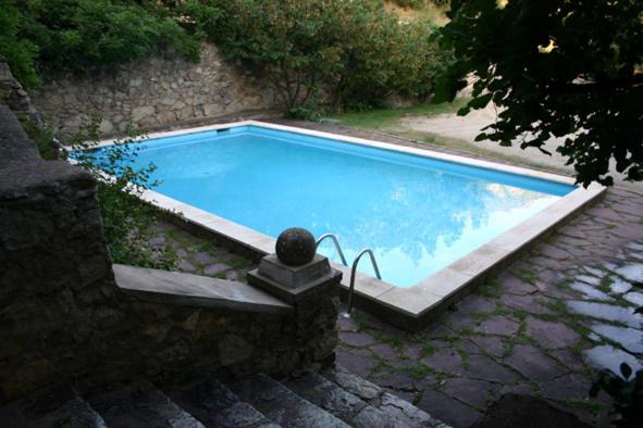 Bazén v ubytování Apartaments La Taverna dels Noguers nebo v jeho okolí