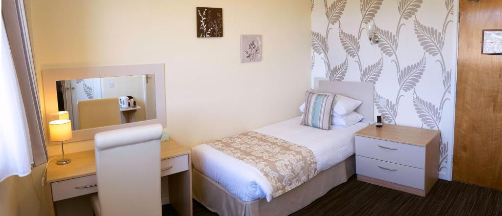Una cama o camas en una habitación de Biarritz Hotel