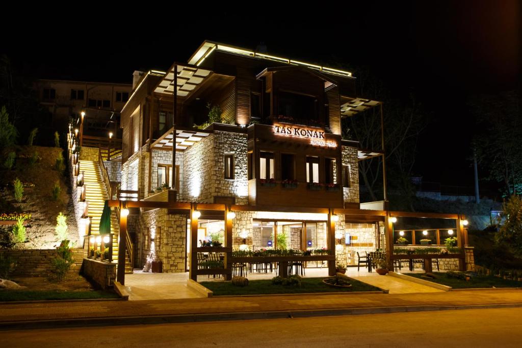 ゲリボルにあるGelibolu Taş Konak Hotelの夜間の看板のある建物