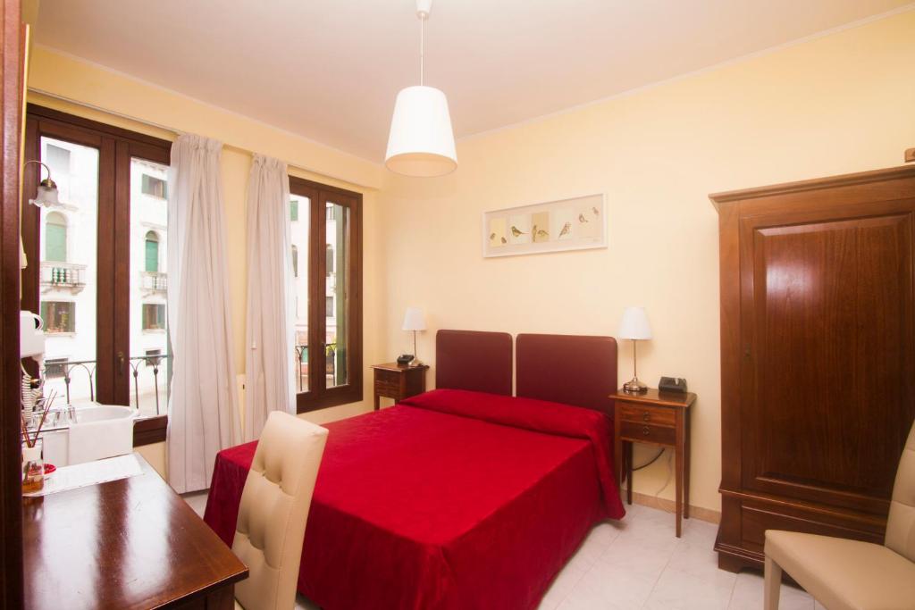 
Double Room with No Bathroom (Shared Bathroom)
