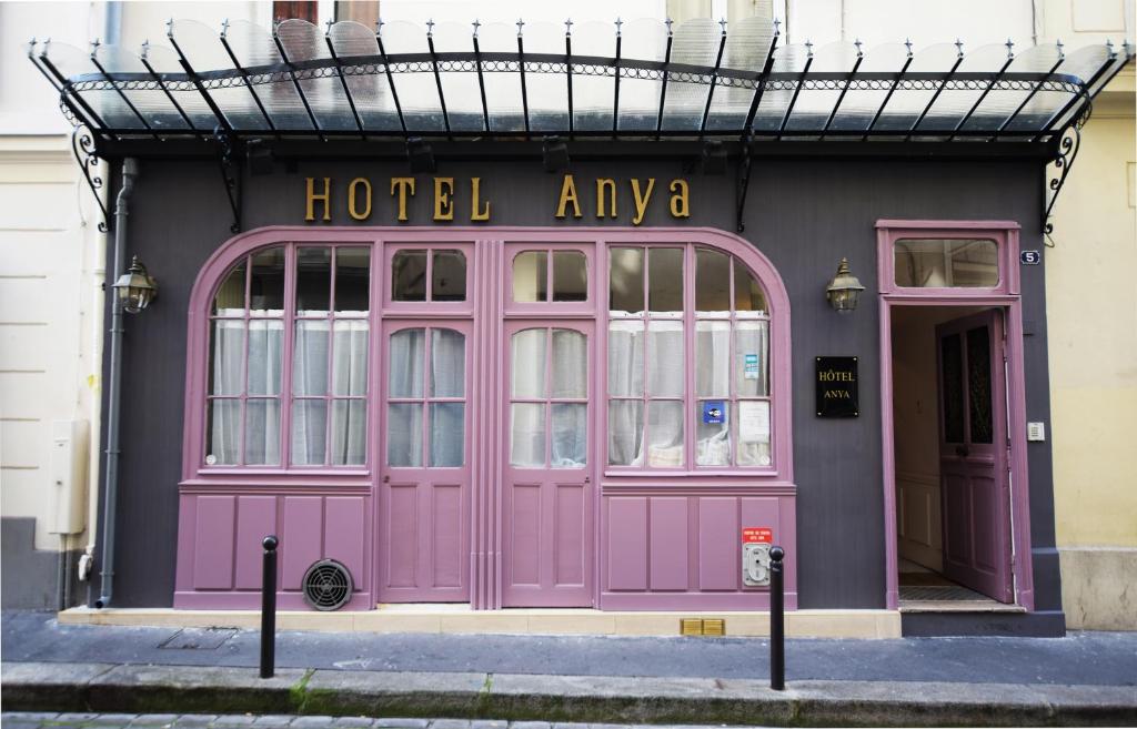 パリにあるホテル アーニャのホテル代理店前のピンクの扉